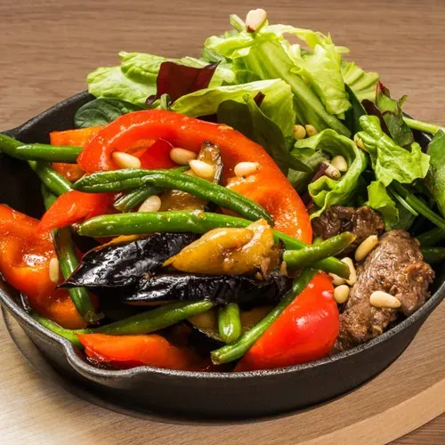 Salată caldă cu vită la tigaie