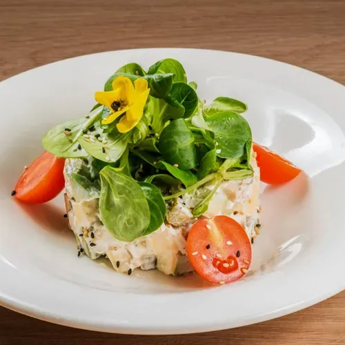 Salată cu pui și avocado